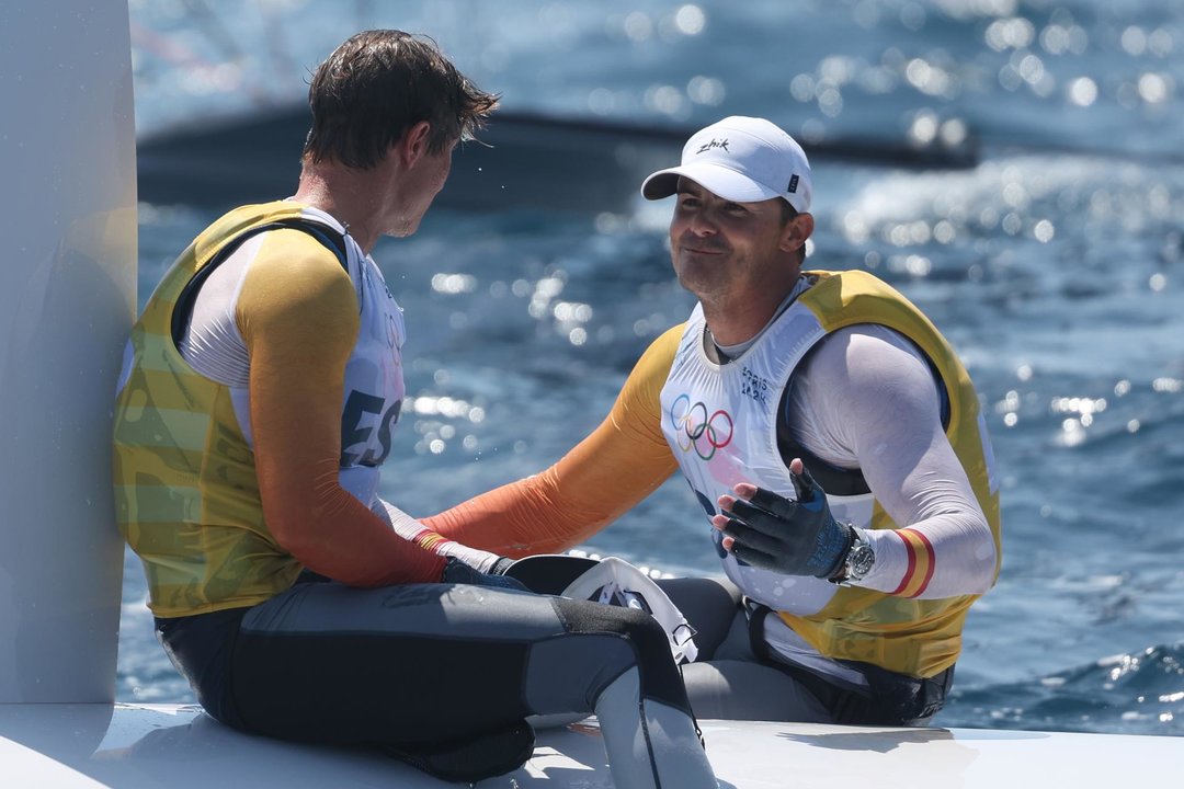 Los medallistas de oro en la categoría 49erFX masculina Diego Botin le Chever (dch) y Florian Trittel. EFE/EPA/OLIVIER HOSLET