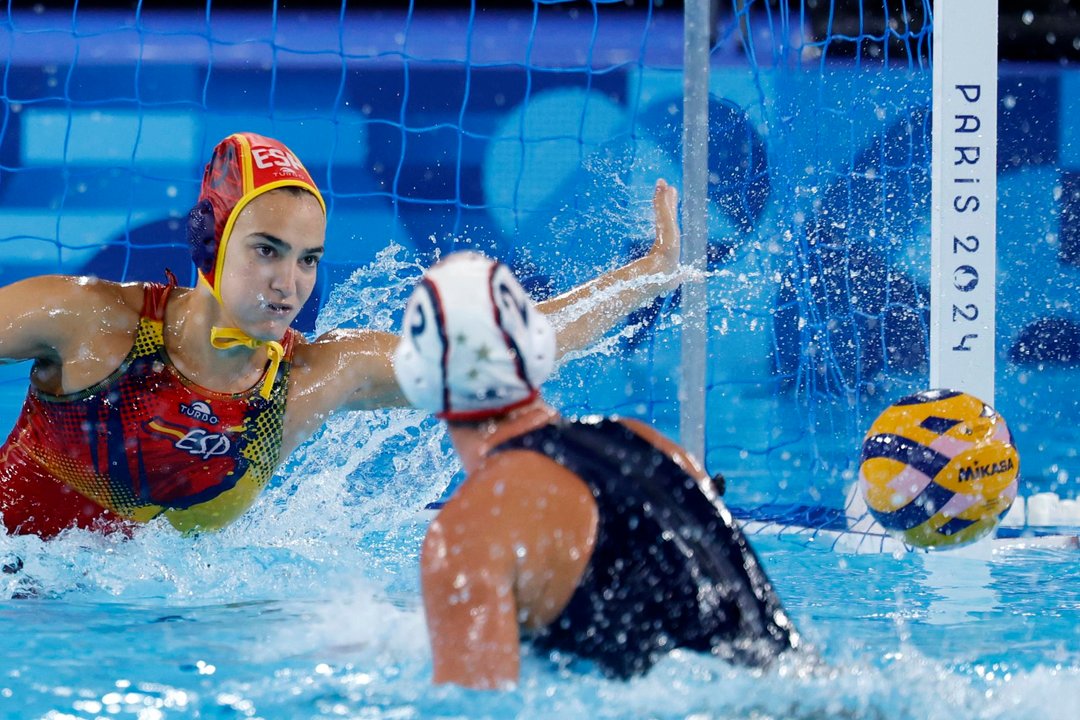 La guardameta Martina Terrédurante el partido de waterpolo ante Estados Unidos. EFE/EPA/CAROLINE BREHMAN