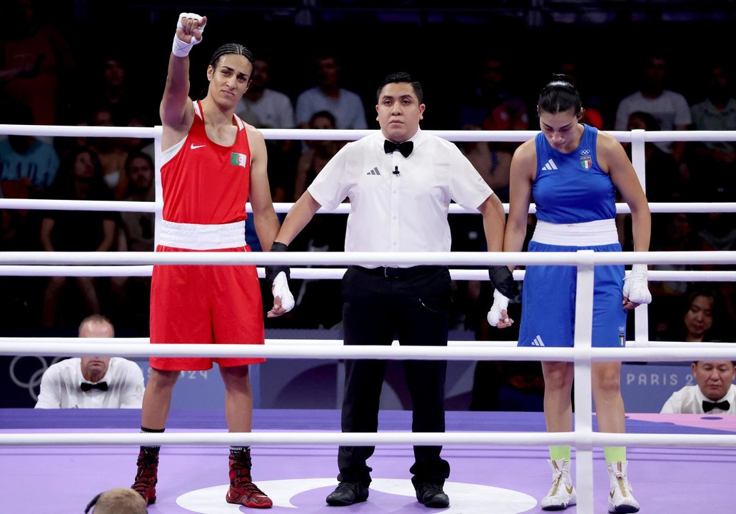 La argelina Imane Khelif (iz) durante el combate ante la italiana Angela Carini. EFE/EPA/YAHYA ARHAB