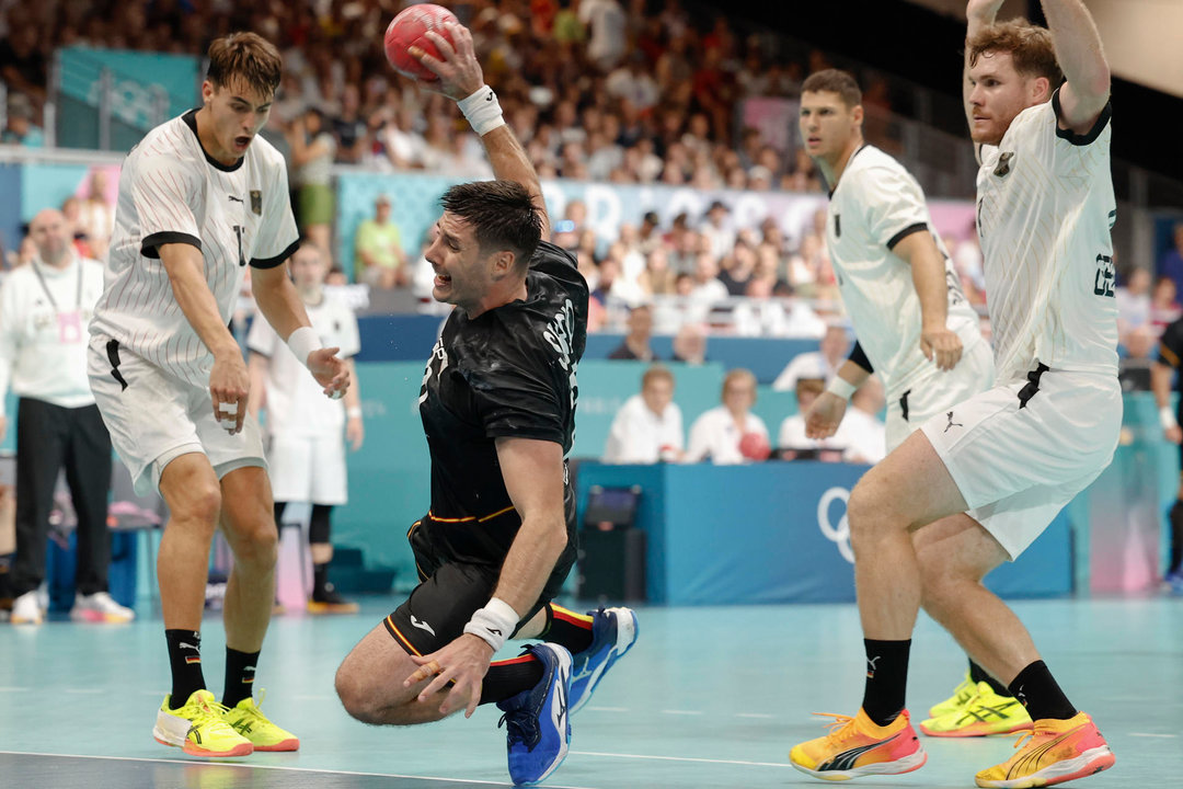 El lateral de España, Jorge Maqueda, lanza ante los jugadores de Alemania. EFE/ Miguel Toña