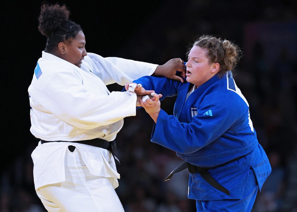 La brasileña Beatriz Souza of Brazil (blanco) durante su combate con la israelí Raz Hershko. EFE/EPA/DANIEL IRUNGU