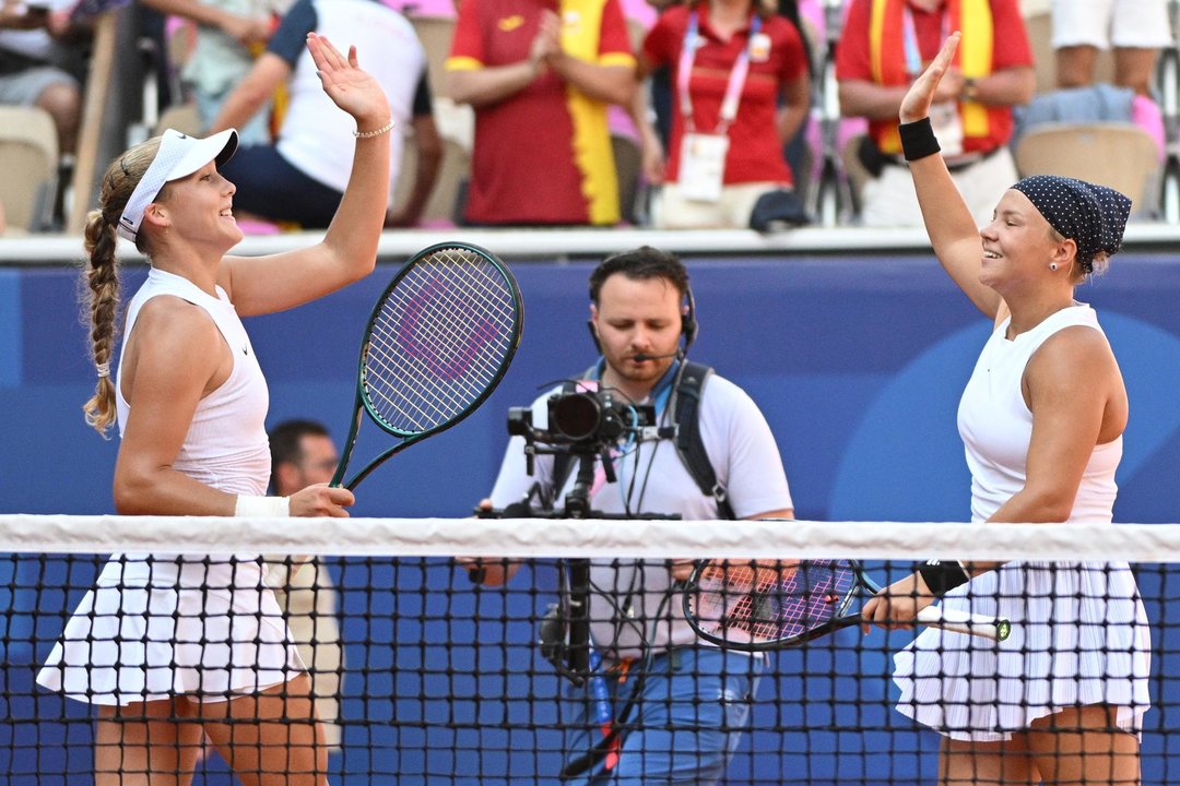 Mirra Andreeva y Diana Shnaider celebran su victoria sobre las españolas Cristina Bucsa y Sara Sorribes. EFE/EPA/CAROLINE BLUMBERG