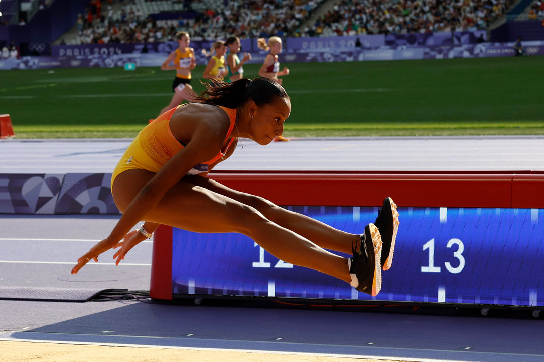 La española Ana Peleteiro durante la prueba de Triple salto femenino de los Juegos Olímpicos de París 2024, este viernes en la capital francesa. EFE/ Julio Muñoz