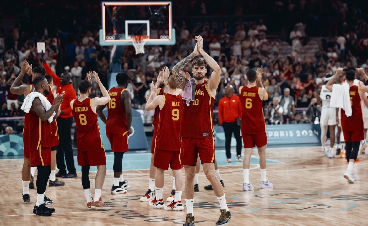 La seleccion española masculina de baloncesto se despide del público tras perder ante Canadá. EFE/EPA/ALEX PLAVEVSKI