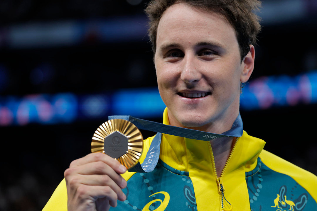 El nadador australiano Cameron McEvoy posa con la medalla de oro tras la final de 50m Estilo libre masculino, en los Juegos Olímpicos de París 2024, en el pabellón Paris La Defense Arene, en Nanterre, este viernes. EFE/ Lavandeira Jr.