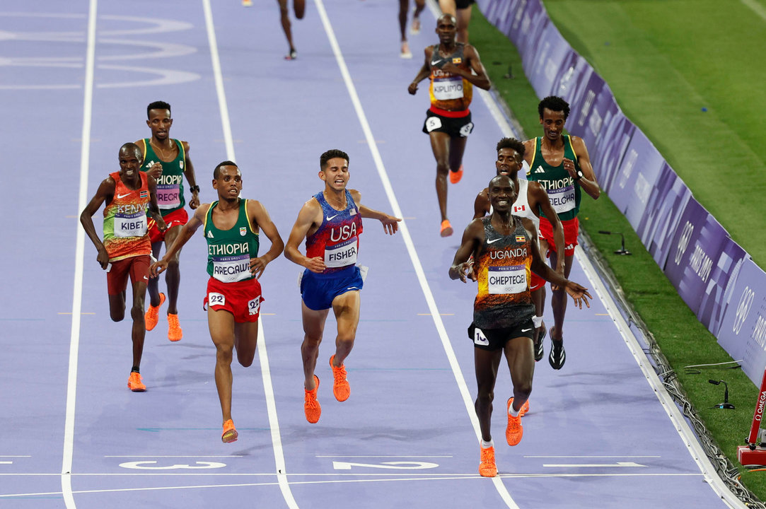 El atleta ugandés Joshua Cheptegei (d) se impone vencedor en la prueba de los 10.000 metros de los Juegos Olímpicos de París 2024, este viernes en la capital francesa. EFE/ Julio Muñoz