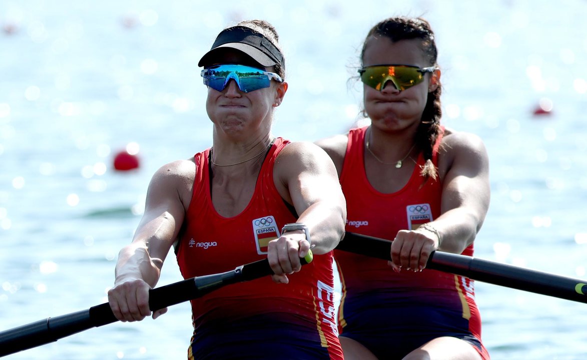 Las remeras españolas Aina Cid y Esther Briz, en un momento de la repesca en los Juegos Olímpicos de París 2024, en el Estadio Náutico de Vaires-sur-Marne en Vaires-sur-Marne, Francia. EFE/MAXIM SHIPENKOV