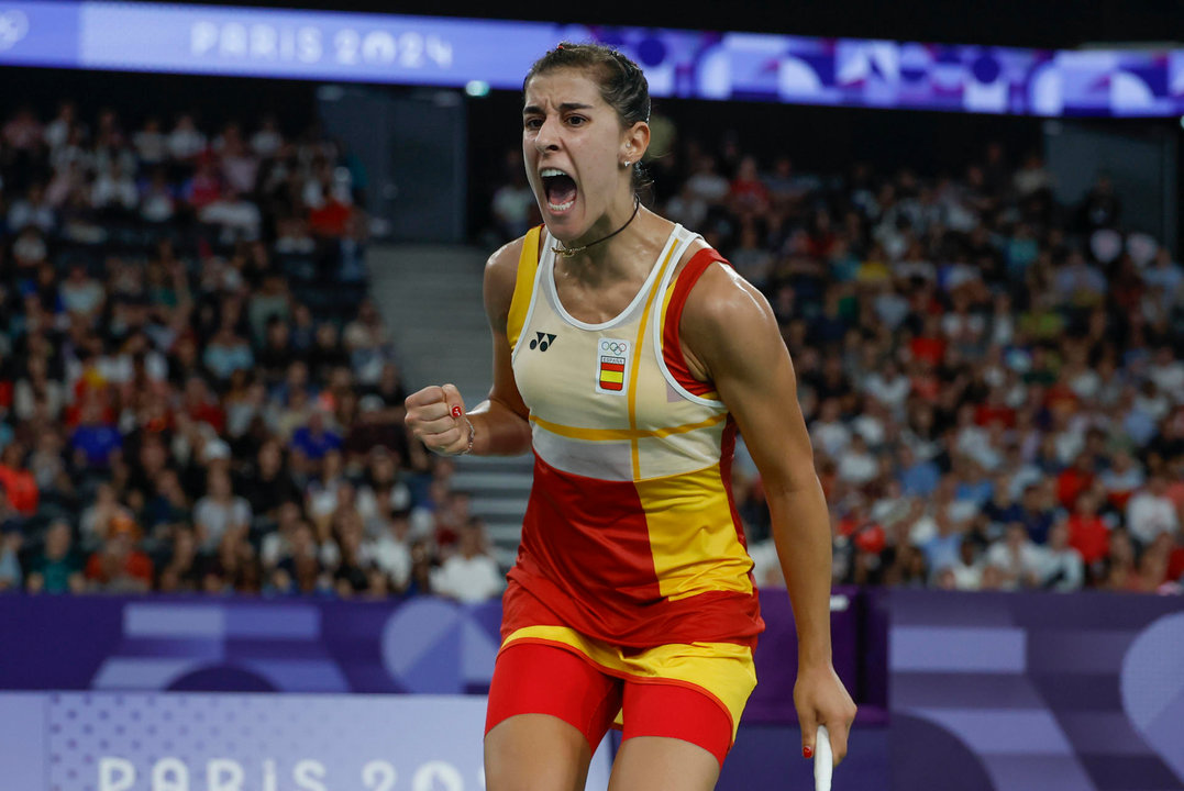 Carolina Marín celebra un punto ante la japonesa Aya Ohori, frente a la que se clasificó para las semifinales del torneo de bádminton de los Juegos Olímpicos de París 2024. EFE/Juanjo Martín