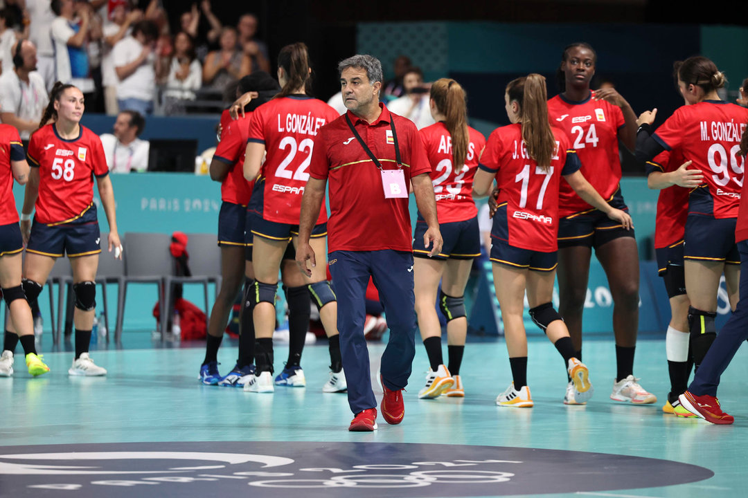 El seleccionador español del equipo femenino de balonmano Ambros Martín tras la derrota ante las francesas y la eliminación en la ronda preliminar de balonmano en los Juegos Olímpicos París 2024. EFE/ Sashenka Gutierrez