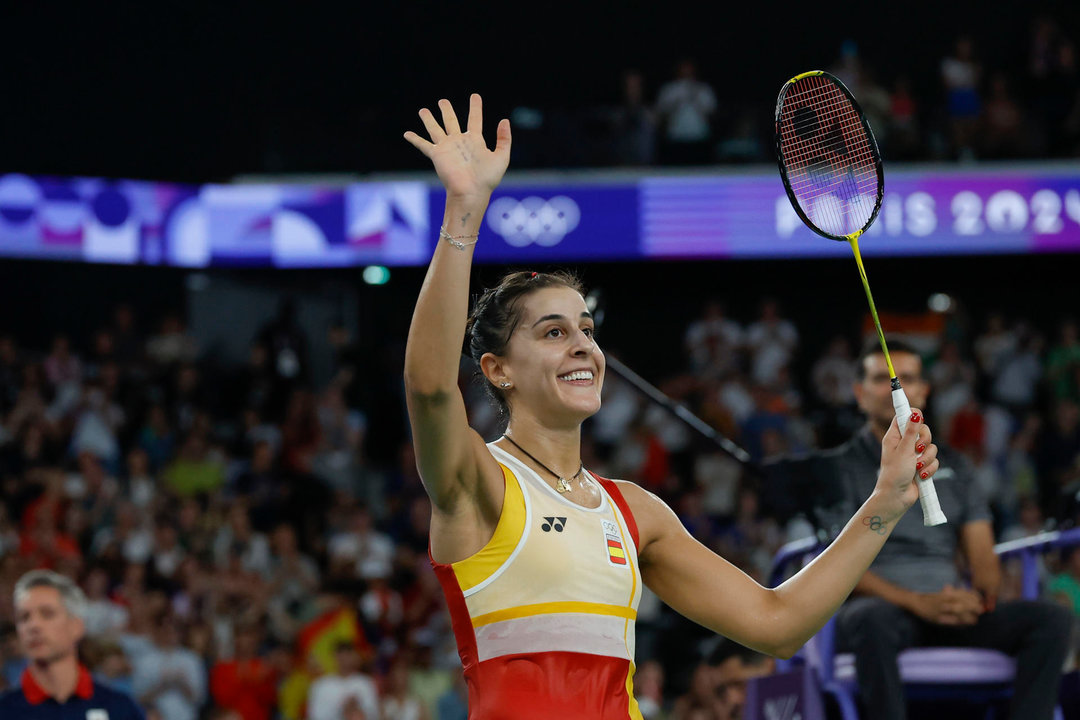 Carolina Marín saluda a los aficionados tras vencer a la japonesa Aya Ohori durante el partido de cuartos de final de bádminton de los Juegos Olímpicos de París 2024. EFE/ Juanjo Martín