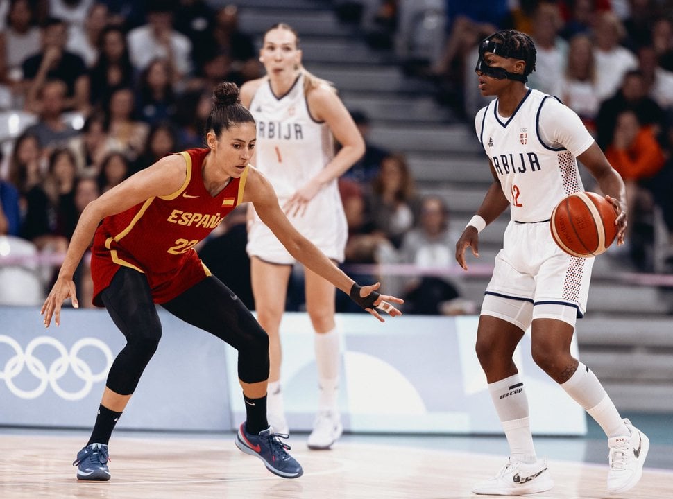 La serbia Yvonne Anderson en acción ante la española Maria Conde en el Pierre Mauroy Stadium in Villeneuve-d'Ascq, Francia. EFE/EPA/ALEX PLAVEVSKI