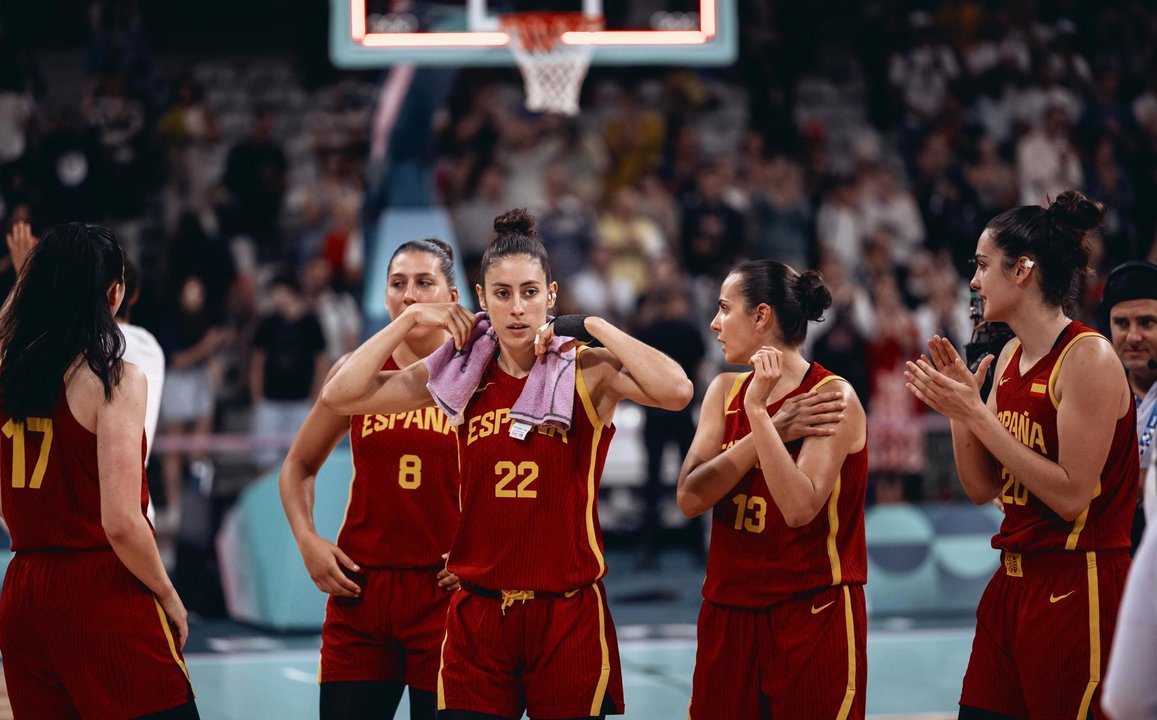 Míguel Méndez, seleccionador español de baloncesto femenino en el Pierre Mauroy Stadium en Villeneuve-d'Ascq, Francia. EFE/EPA/ALEX PLAVEVSKI