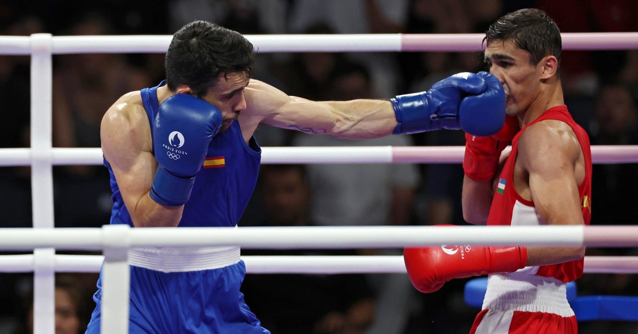 El uzbeko Abdumalik Khalokov (rojo) y el español Jose Quiles Brotons (azul) en el North Paris Arena en Villepinte, Francia. EFE/EPA/ALI HAIDER