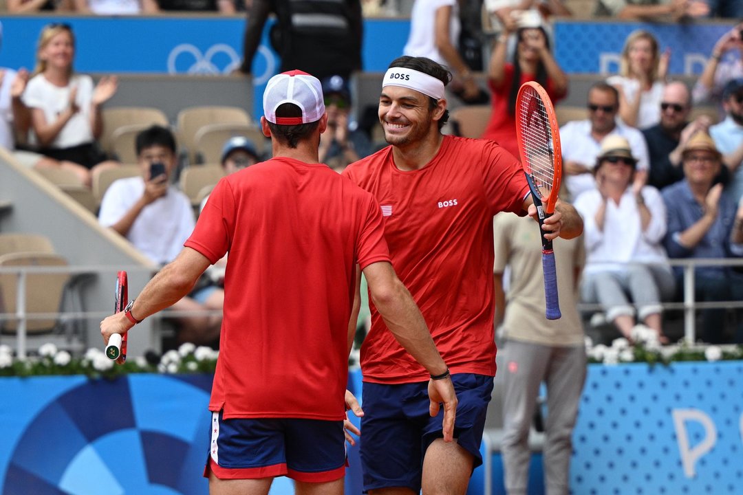 Los estadounidenses Taylor Fritz y Tommy Paul celebran su victoria en las pistas de Roland Garros en Paris, Francia. EFE/EPA/CAROLINE BLUMBERG