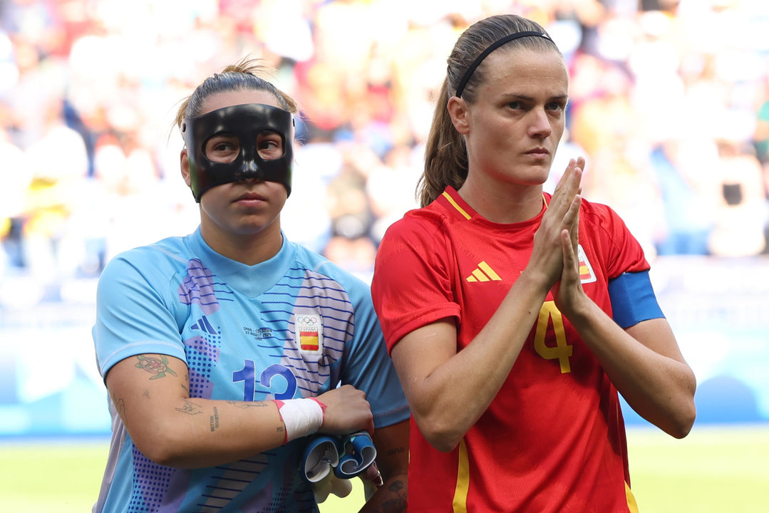 Las jugadoras de España, Cata Coll (i) e Irene Paredes al inicio del partido de cuartos de final de fútbol femenino de los Juegos Olímpicos de París 2024, disputado entre España y Colombia en el Estadio de Lyon (Francia). EFE/ Kiko Huesca