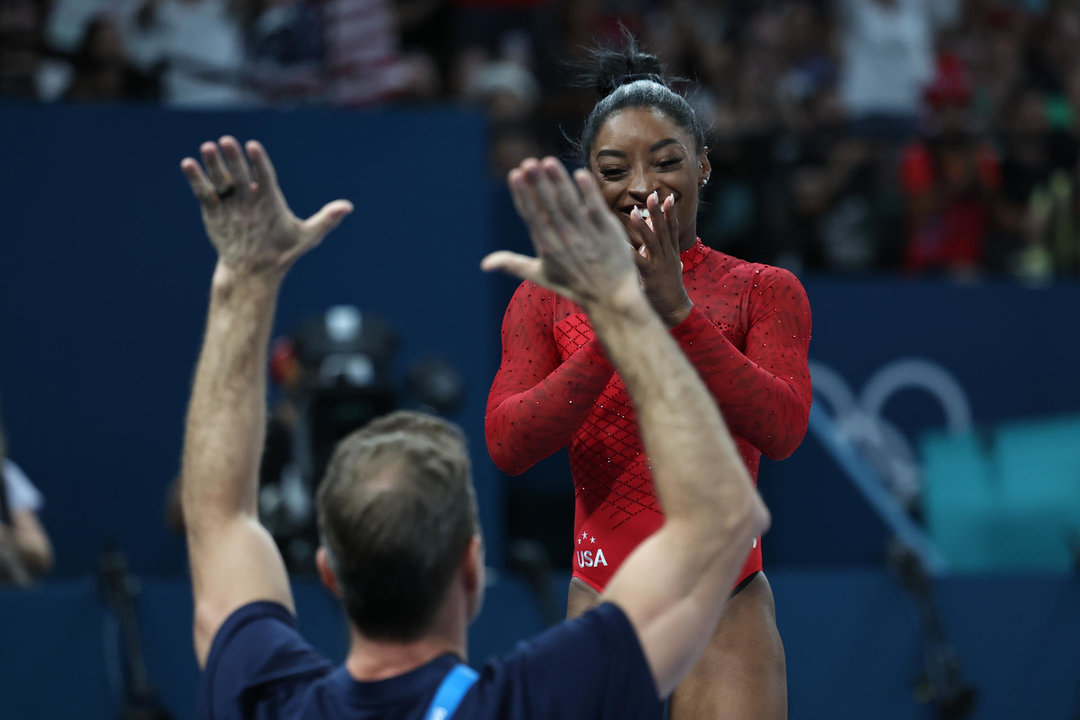 La estadounidense Simone Biles tras competir en la final femenina de salto de potro durante los Juegos Olímpicos de París 2024 , en el Bercy Arena de la capital francesa. EFE/ Sashenka Gutierrez