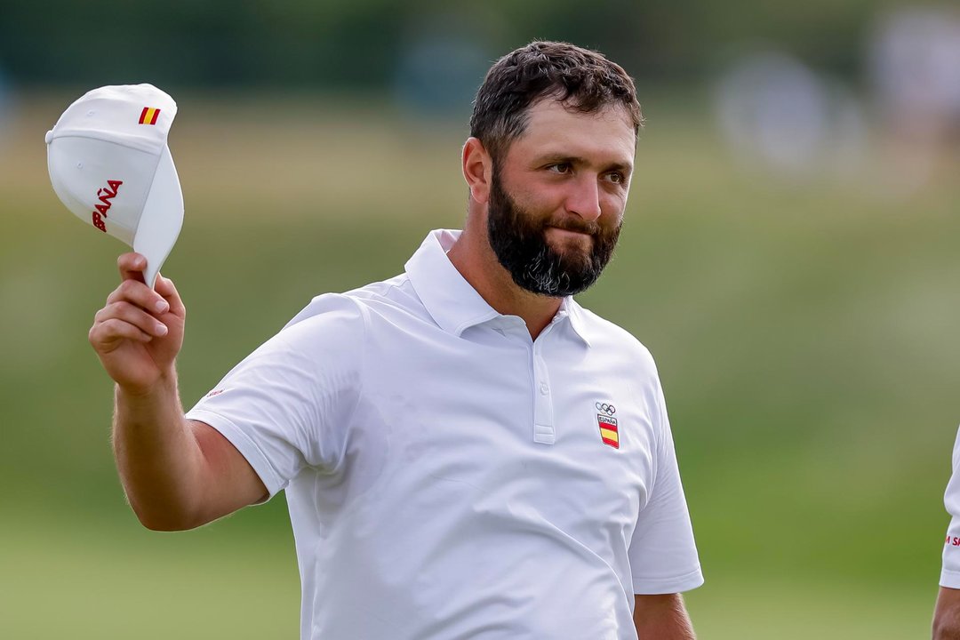 El español Jon Rahm, líder unto al estadounidense Xander Schauffele del torneo masculino de golf de los Juegos de París 2024. EFE/EPA/ERIK S. LESSER