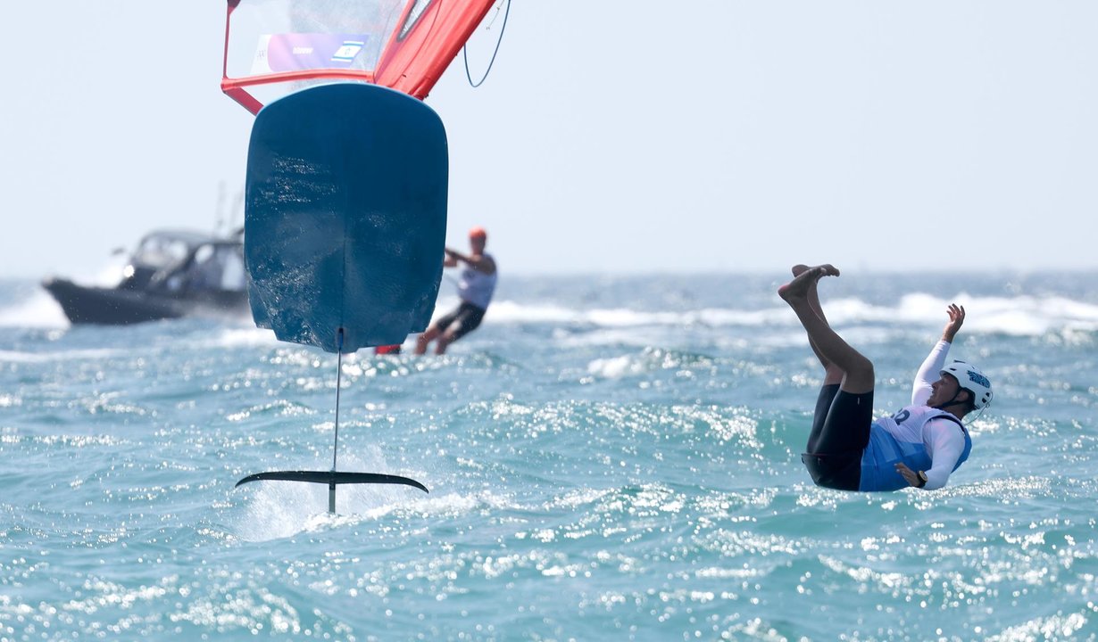 El windsurfista de ISrael Tom Reuveny en Marsella, Francia. EFE/EPA/OLIVIER HOSLET