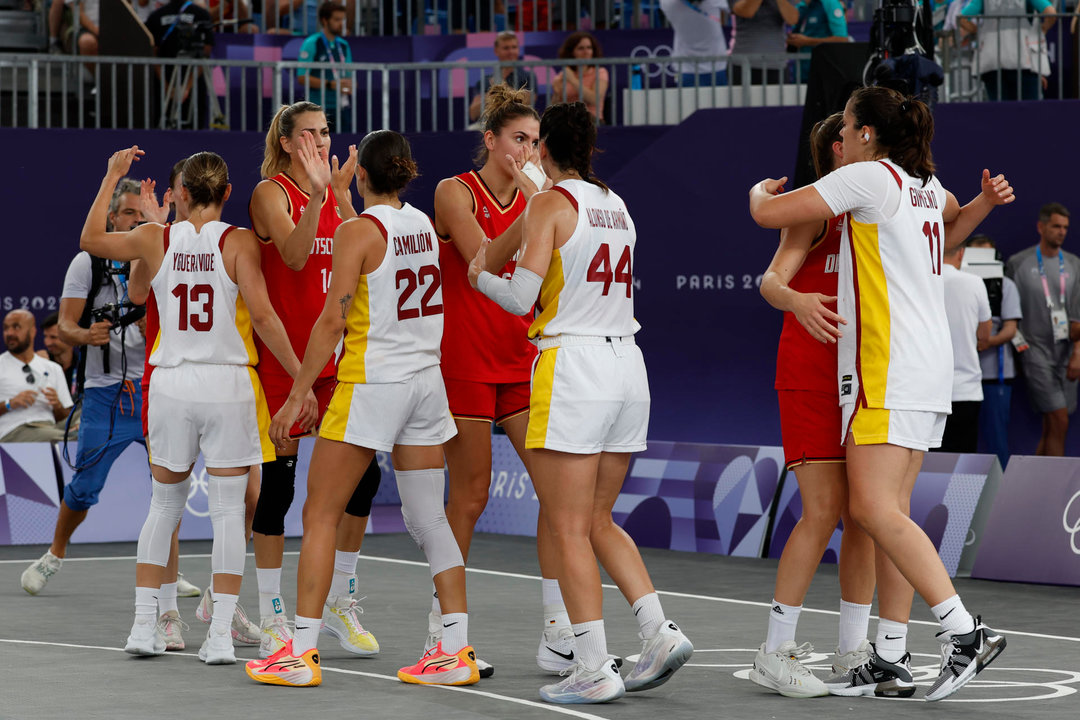 Las jugadoras de España y las de Alemania tras el partido de baloncesto femenino 3x3 celebrado entre España y Alemania en los Juegos Olímpicos París 2024 en el estadio de La Concorde de la capital gala. Alemania ha vencido por 15-18.EFE/ Julio Muñoz