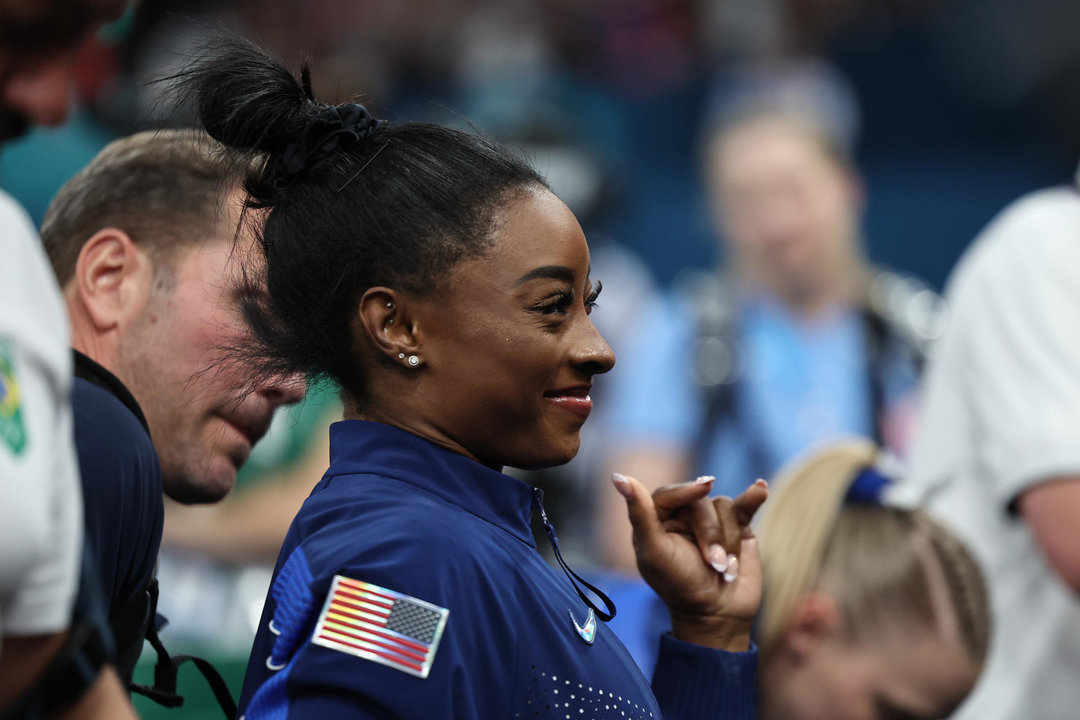 La estadounidense Simone Biles celebra la medalla de oro conseguida en la final femenina de salto de potro durante los Juegos Olímpicos de París 2024 , en el Bercy Arena de la capital francesa. EFE/ Sashenka Gutierrez