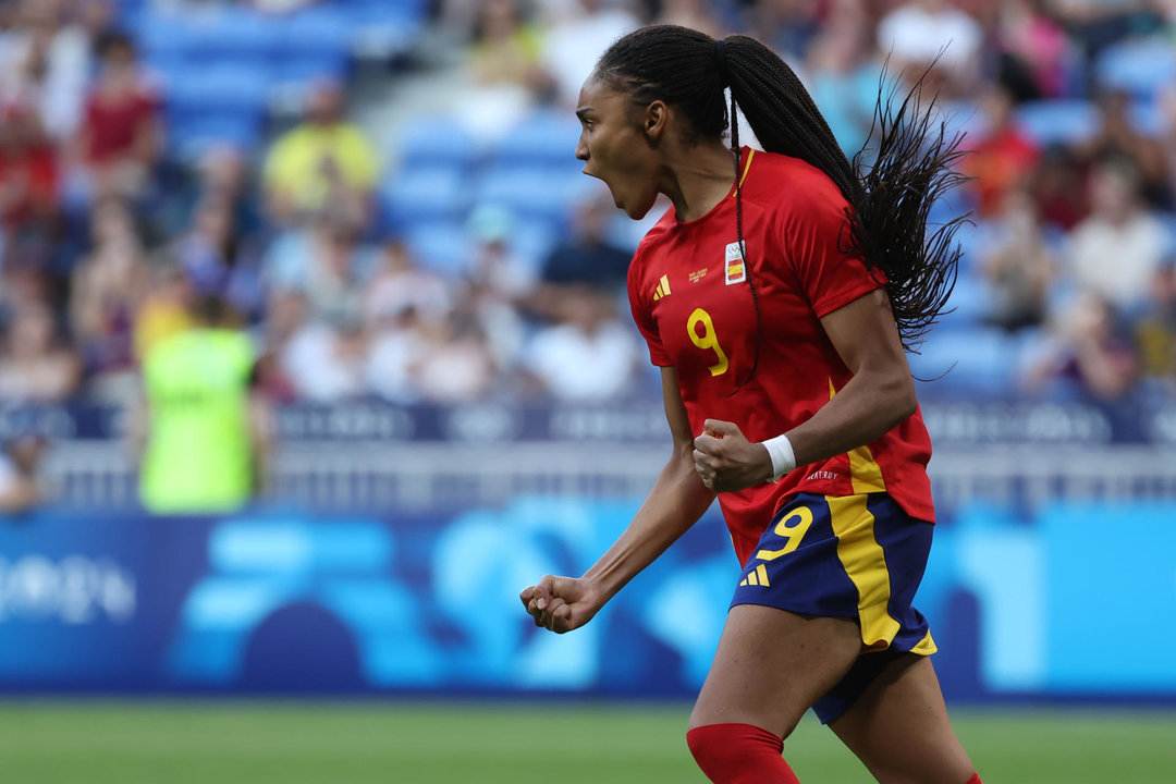 La delantera de España Salma Paralluelo durante la tanda de penaltis en el partido de cuartos de final de fútbol femenino de los Juegos Olímpicos de París 2024, disputado entre España y Colombia, en el Estadio de Lyon (Francia). EFE/ Kiko Huesca