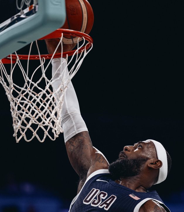 La jugador de Estados Unidos Lebron James en el Pierre Mauroy Stadium en Villeneuve-d'Ascq, , Francia. EFE/EPA/ALEX PLAVEVSKI