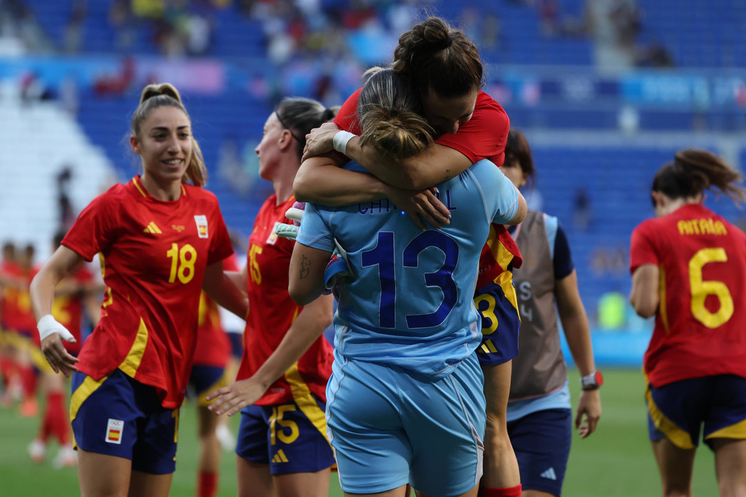 Las jugadoras de España celebran su victoria ante Colombia, y su paso a seminifales, tras el partido de cuartos de final de fútbol femenino de los Juegos Olímpicos de París 2024, disputado en el Estadio de Lyon (Francia). EFE/ Kiko Huesca