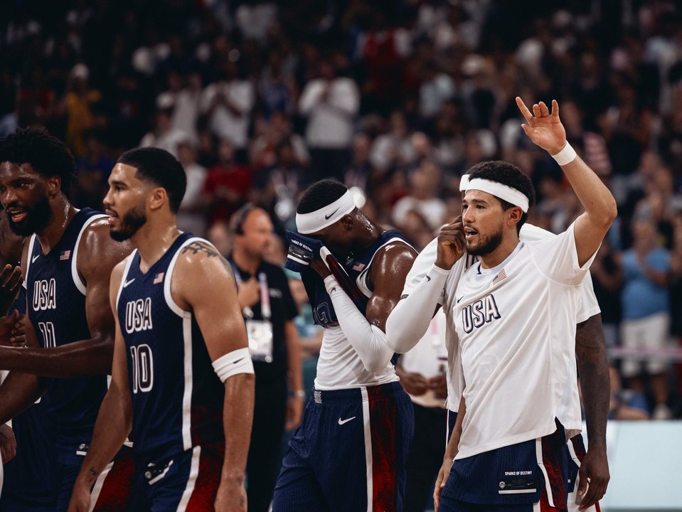 La selección estadounidense de baloncesto tras ganar a Puerto Rico en el Pierre Mauroy Stadium en Villeneuve-d'Ascq, Francia. EFE/EPA/ALEX PLAVEVSKI