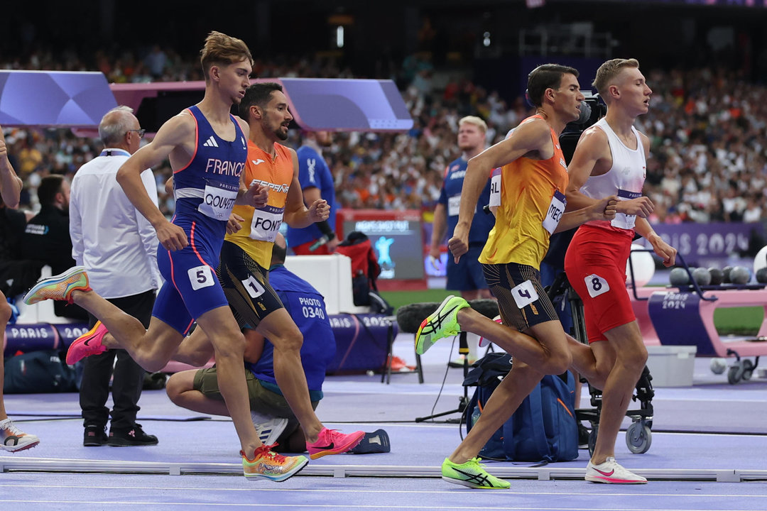 Los españoles Adel Mechaal (2d) y Ignacio Fontes (2i) compiten en la prueba de 1500m masculino, repesca, durante los Juegos Olímpicos de París 2024, este sábado en el estadio de Francia de París. EFE/ Juanjo Martin