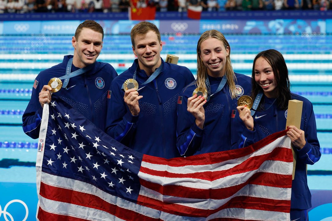 La medallistas de oro estadounidenses (I-D) Ryan Murphy, Nic Fink, Gretchen Walsh, y Torri Huske. EFE/EPA/MAST IRHAM