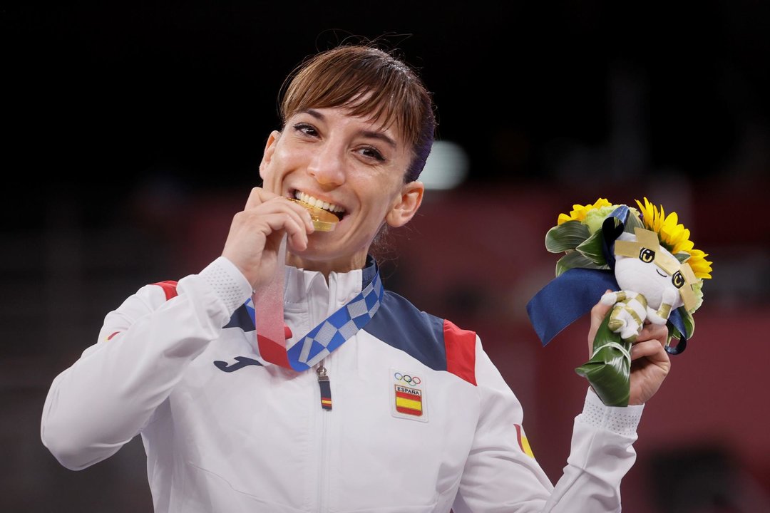 La española Sandra Sánchez celebra en el podio tras ganar la medalla de oro en Kata femenino de karate durante los Juegos Olímpicos de Tokio 2020, en el estadio Nippon Budokan en Tokio (Japón). EFE/ Lavandeira Jr