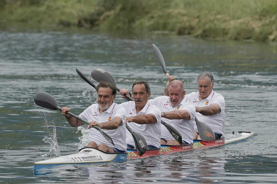 El famoso K4 formado por Herminio Menéndez (i), Luis Gregorio Ramos Misioné (d), José María Esteban Celorrio (i) y José Ramón López Díaz-Flor (2d) se reúne en el Sella en un encuentro organizado por EFE para recordar la hazaña que les llevó a ganar la plata en los Juegos Olímpicos de Montreal 76, remando en aguas del Río Sella. EFE/Paco Paredes