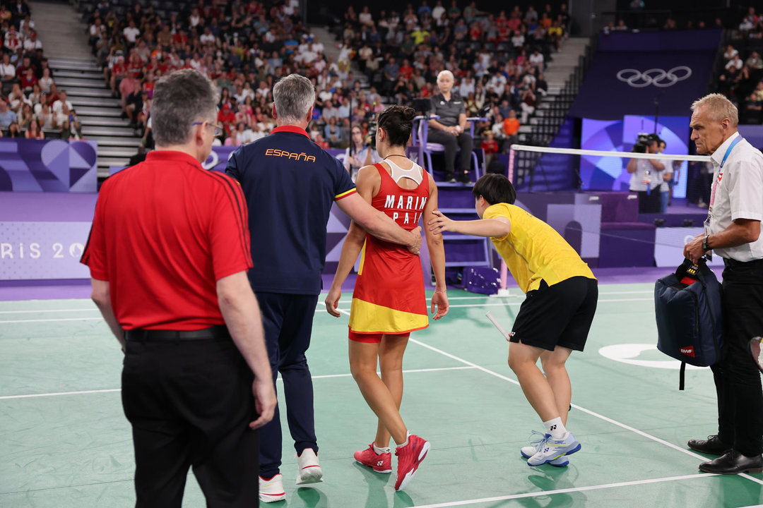 La jugadora española Carolina Marín se retira tras lesionarse en su partido de semifinales de bádminton de los Juegos Olímpicos de París contra la china Bing Jiao He, en el pabellón a Chapelle Arena. EFE/ Miguel Gutiérrez