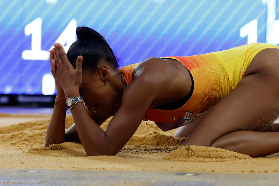 Ana Peleteiro se lamenta tras saltar en la final de triple salto femenino de los Juegos Olímpicos de París 2024. EFE/ Juanjo Martin