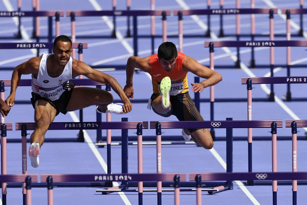 El atleta español Asier Martínez (d) durante la segunda serie de los 110m vallas de los Juegos Olímpicos de París 2024. EFE/ Sashenka Gutiérrez