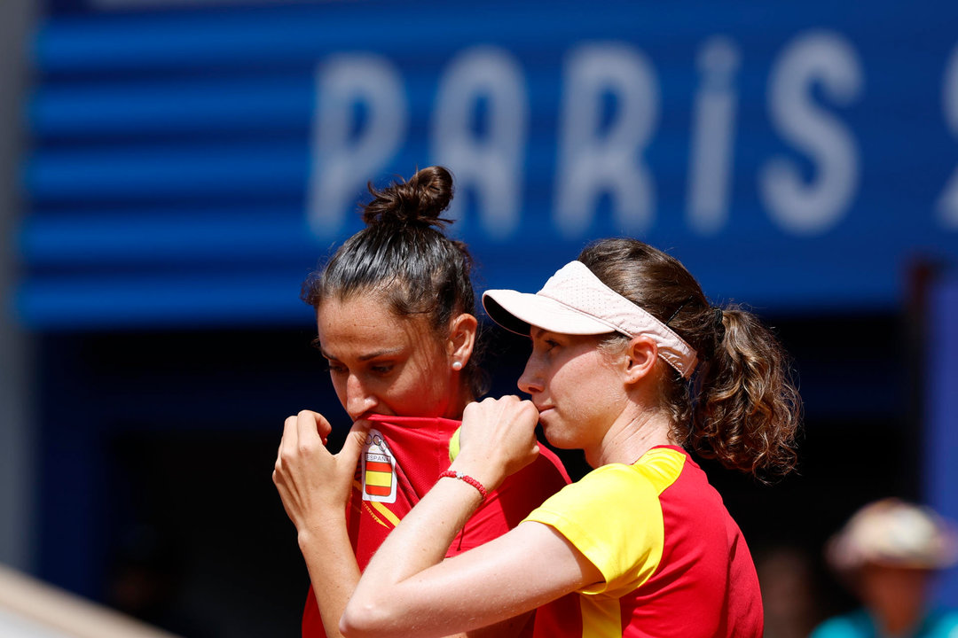 Las españolas Cristina Bucsa (d) y Sara Sorribes (i) durante el partido ante las checas Karolina Muchova y Linda Noskova que les dio la medalla de bronce del dobles femenino de los Juegos Olímpicos París 2024. EFE/Juanjo Martín