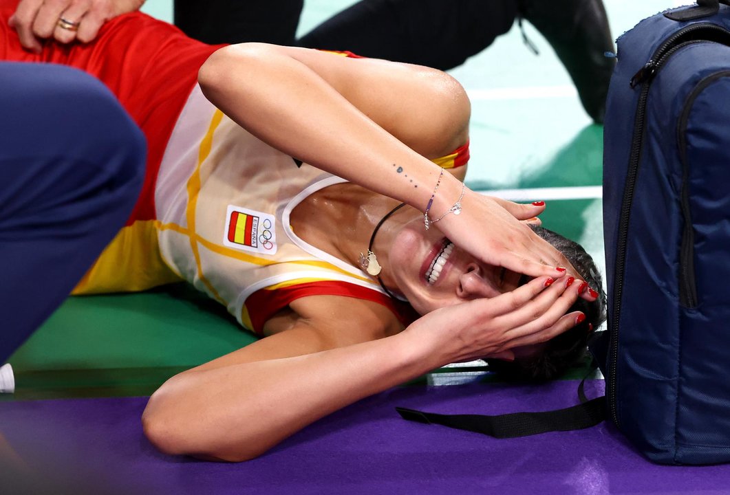 Carolina Marín llora tras lesionarse en la semifinal femenina individual del torneo olímpico de bádminton. EFE/EPA/DIVYAKANT SOLANKI