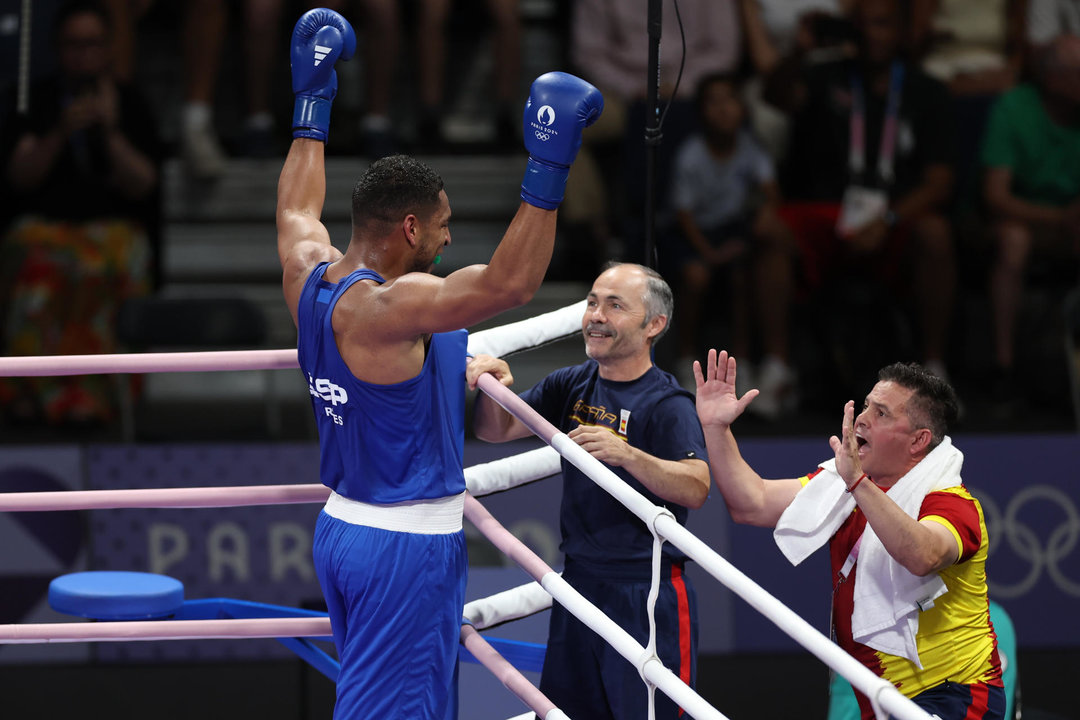 El seleccionador del equipo olímpico de boxeo de España, Rafa Lozano,(c), junto al boxeador español Enmanuel Reyes Pla (i) tras su combate con el belga Victor Scheltraete.. EFE/ Sashenka Gutiérrez