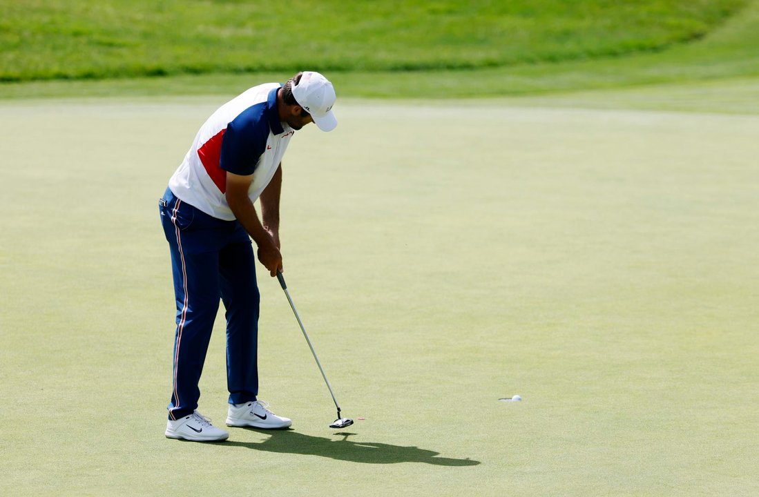 El estadounidense Scottie Scheffler en Le Golf National. EFE/EPA/ERIK S. LESSER