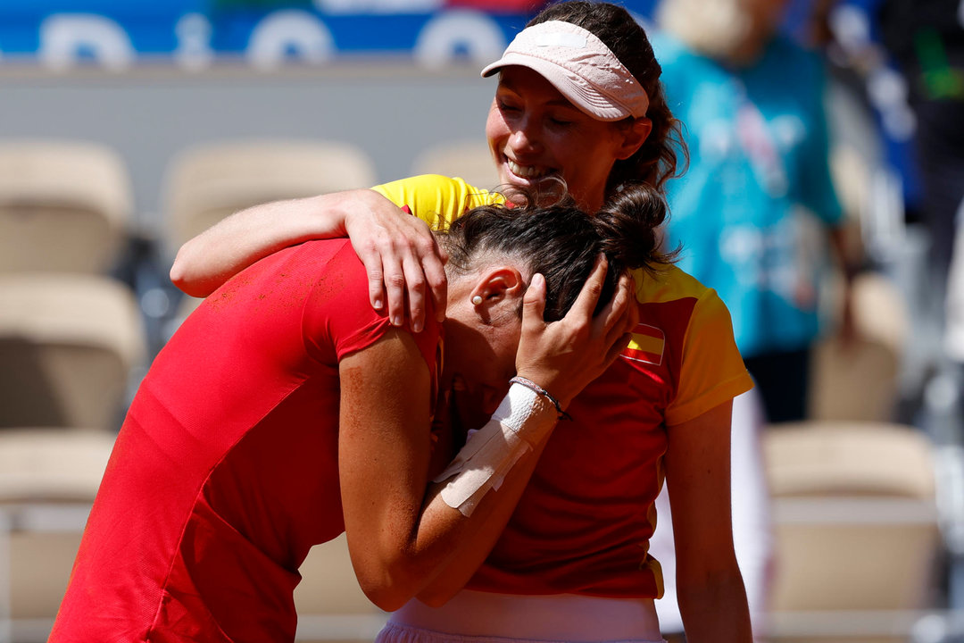 Las españolas Cristina Bucsa (d) y Sara Sorribes (i) celebran tras ganar a las checas Karolina Muchova y Linda Noskova en el partido por la medalla de bronce de dobles femenino de los Juegos Olímpicos París 2024 que celebra, este domingo, en la capital gala. EFE/Juanjo Martín