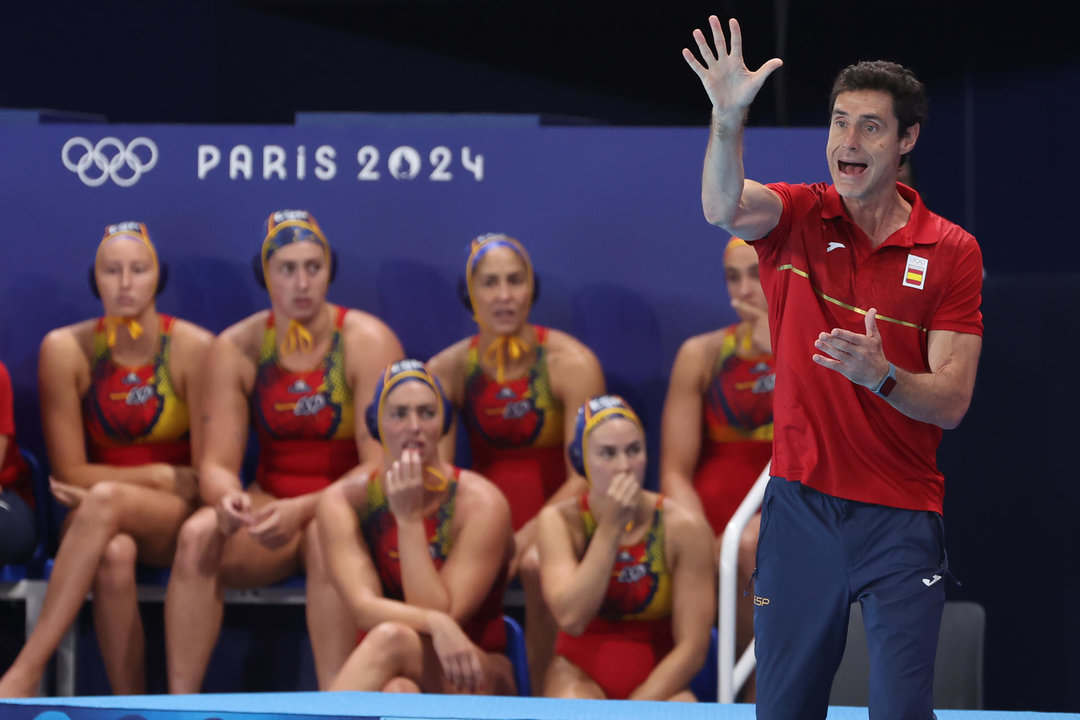 El entrenador español, Miguel Angel Oca, da instrucciones durante el partido de waterpolo de la ronda preliminar, grupo B, entre Italia y España, de los Juegos Olímpicos París 2024, este domingo en Saint Denis, Francia.  EFE/ Kiko Huesca