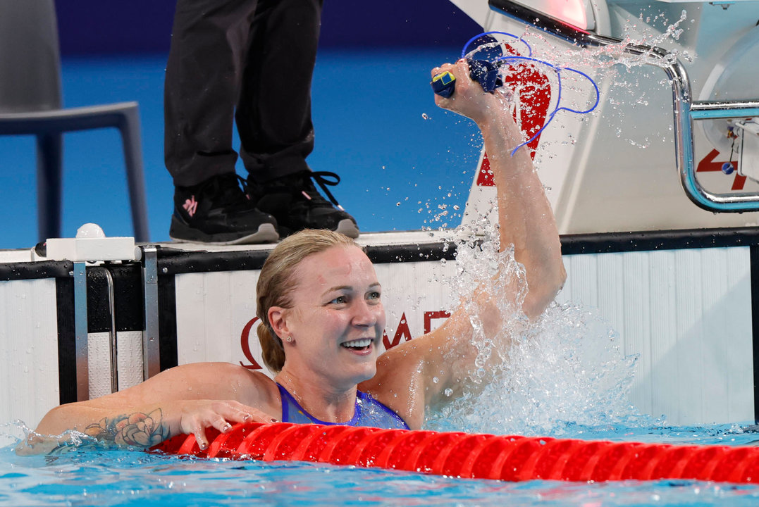 La sueca Sarah Sjöström celebra la victoria en la final de 50m Estilo libre femenino de los Juegos Olímpicos de París 2024 este domingo, en Nanterre. EFE/Lavandeira Jr.