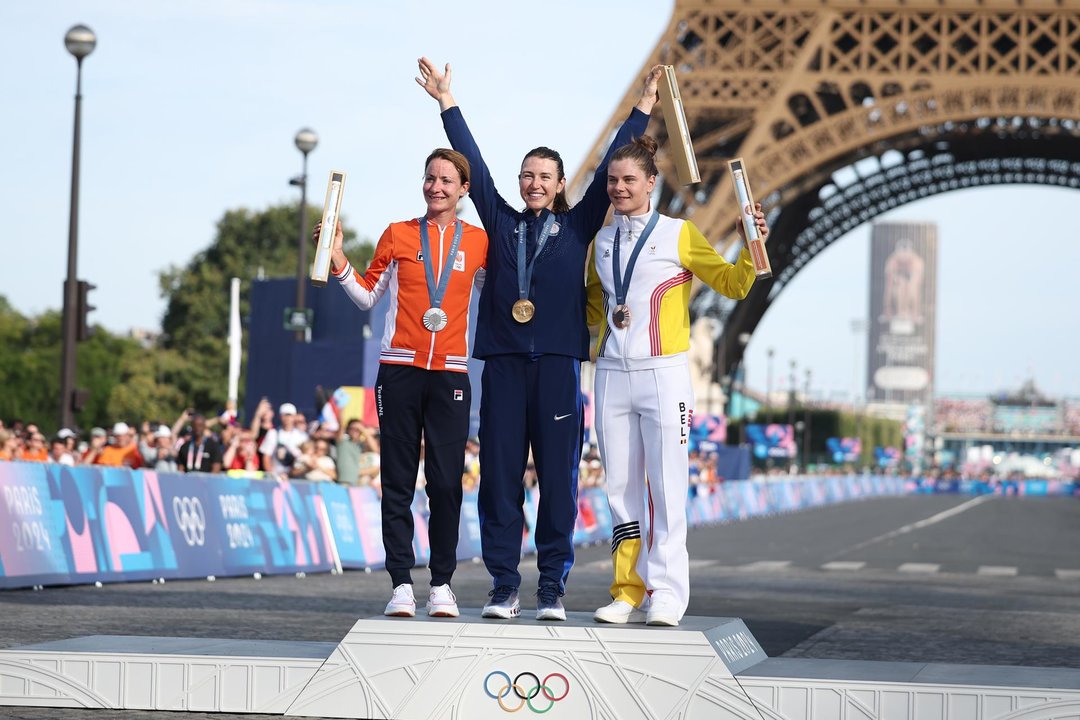 (I-D) La medallista de plata, la neerlandesa Marianne Vos, la campeona olímpica la estadounidense Kristen Faulkner y la belga y bronce Lotte Kopecky. EFE/EPA/CHRISTOPHE PETIT TESSON