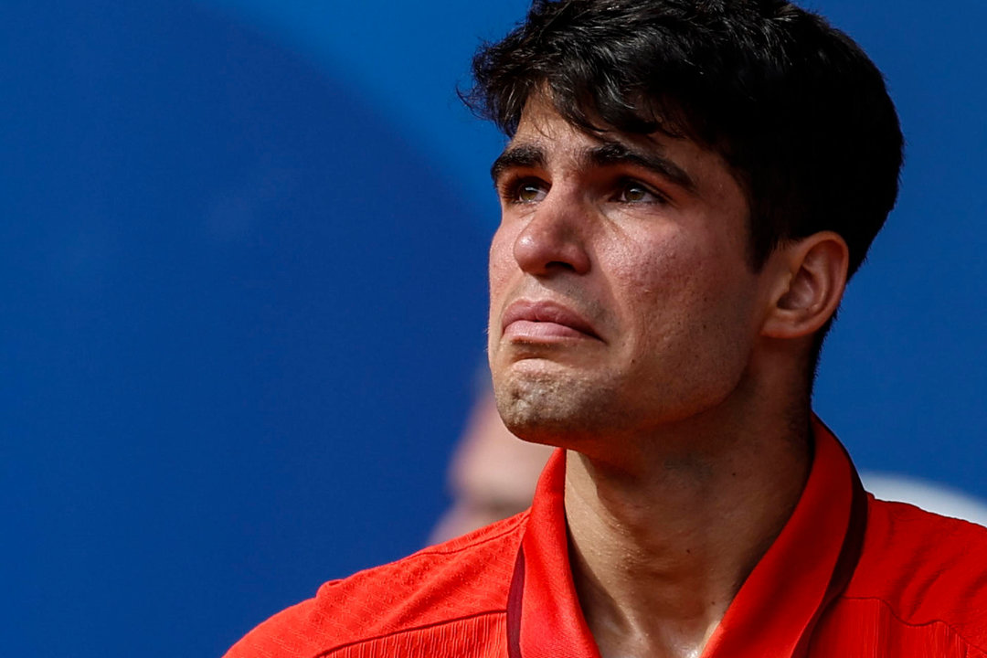 El tenista español Carlos Alcaraz llora al perder ante el serbio Novak Djokovic tras la final individual masculina de tenis de los Juegos Olímpicos de París 2024 este domingo, en la capital gala. EFE/Juanjo Martín