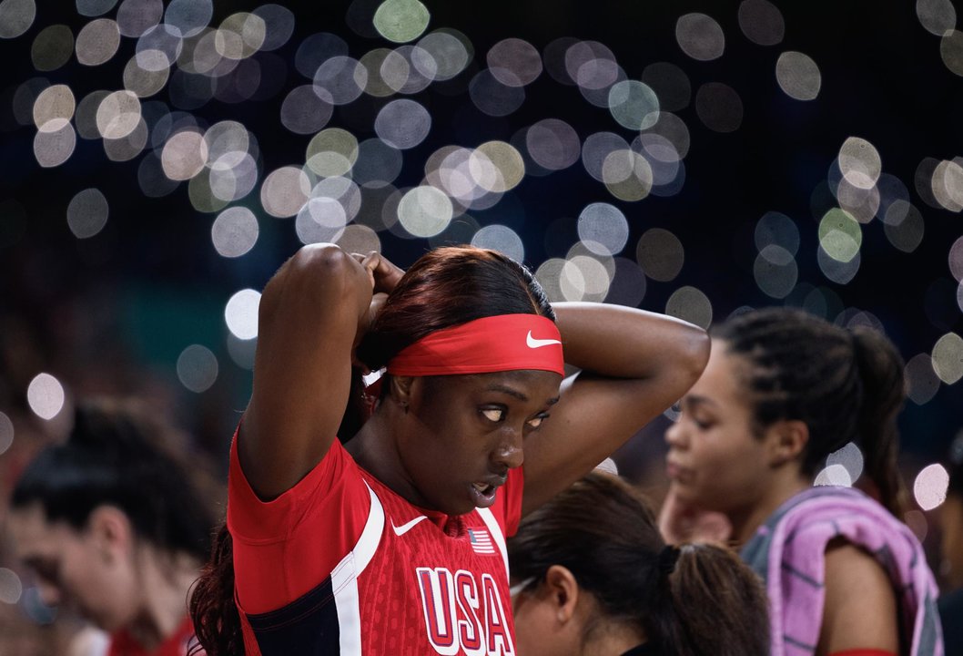 El estadounidense Jackie Young en el Pierre Mauroy Stadium en Villeneuve-d'Ascq Francia EFE/EPA/ALEX PLAVEVSKI