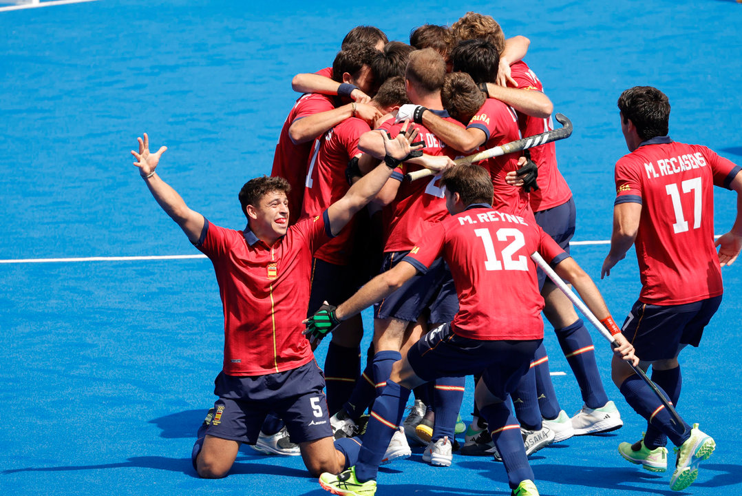 Jugadores de la selección española celebran su victoria tras el partido de cuartos de final entre Bélgica y España. EFE/Lavandeira Jr