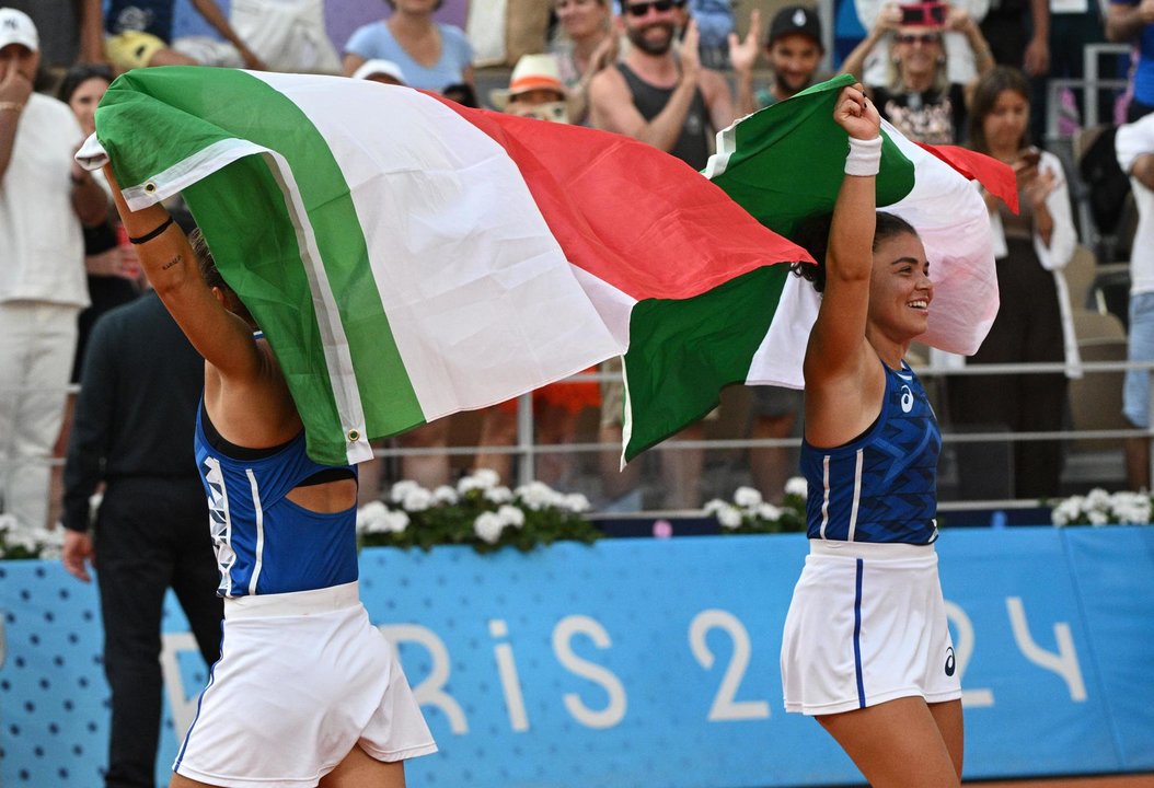 Jasmine Paolini y Sara Errani dieron la primera medalla de oro en tenis para Italia. EFE/EPA/CAROLINE BLUMBERG