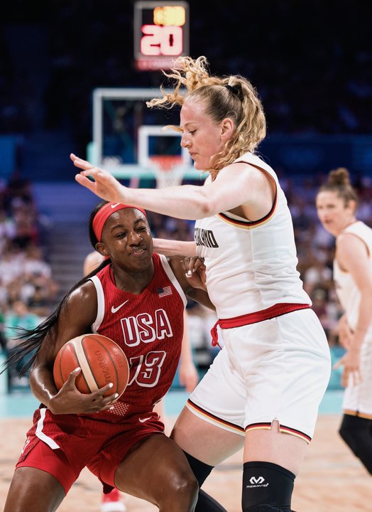 Villeneuve D'asq (France), 04/08/2024.- La estadounidense Jackie Young (i), máxima anotadora del partido del torneo olímpico de baloncesto que las grandes favoritas ganaron a Alemania, defendida por Marie Guelich (d) en el estadio Pierre Mauroy de Villeneuve-d'Ascq. EFE/EPA/ALEX PLAVEVSKI