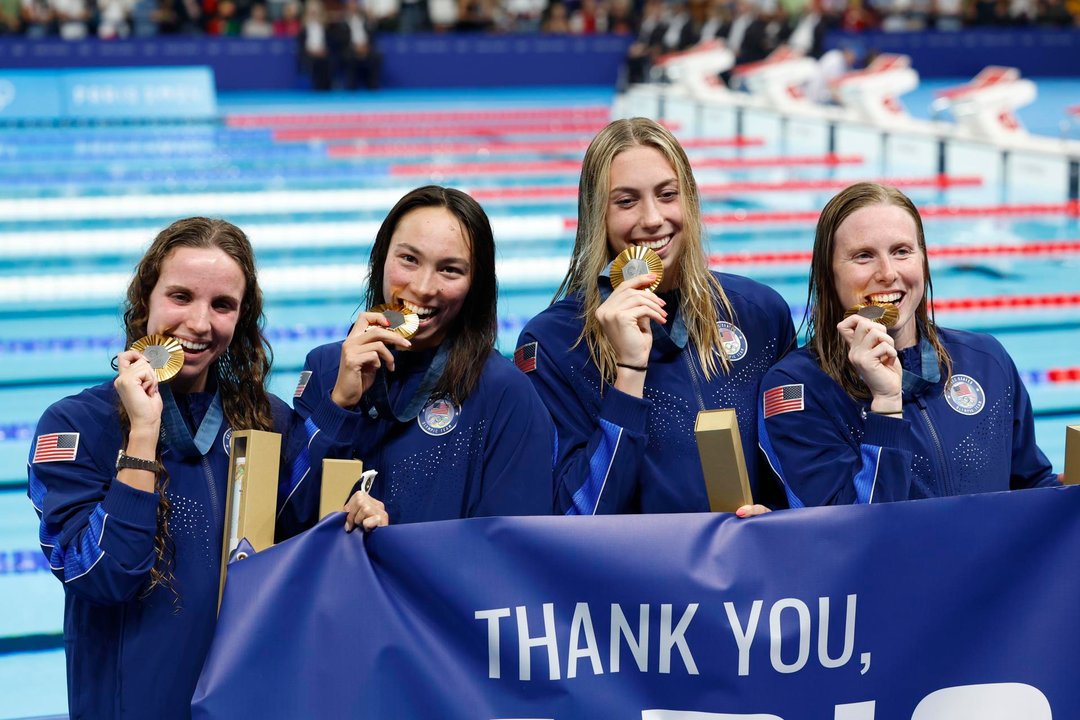 La medallistas de oro estadounidenses (I-D) Regan Smith, Torri Huske, Gretchen Walsh, y Lilly King tras ganar el oro 4x100m estilos en Paris, Francia. EFE/EPA/MAST IRHAM