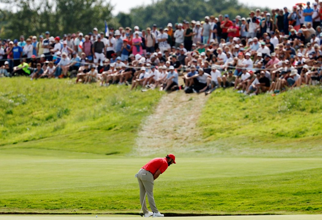 El español Jon Rahm en Le Golf National en Guyancourt, Francia. EFE/EPA/ERIK S. LESSER